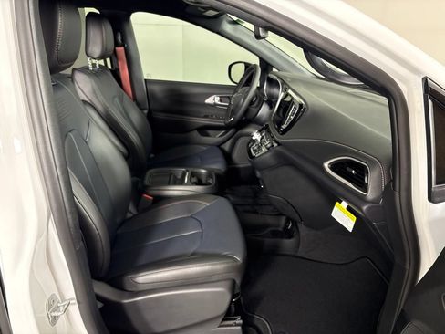 New 2027 Chrysler Pacifica Select FWD image 19
