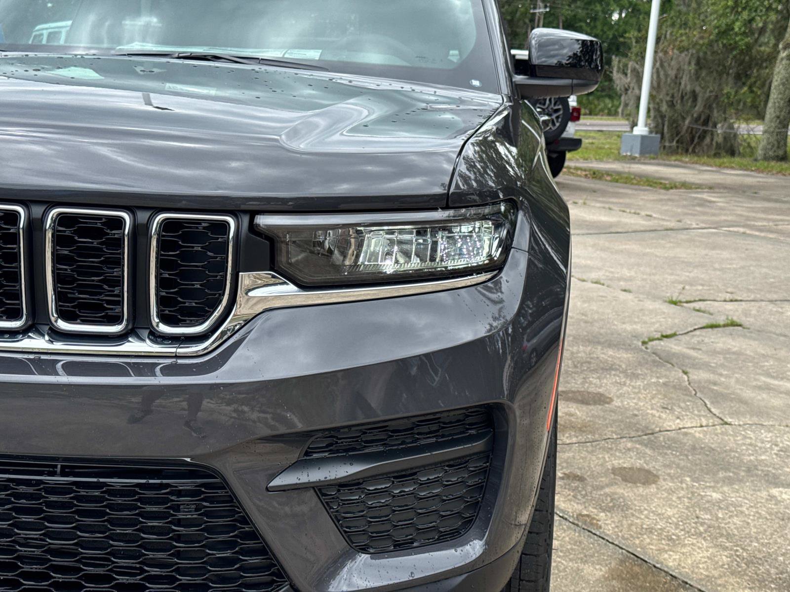 New 2026 Jeep Grand Cherokee Laredo w/ Trailer Tow Package AWD/4WD image 9