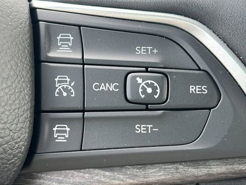Used 2024 Jeep Grand Cherokee Limited w/ Black Appearance Package RWD image 21