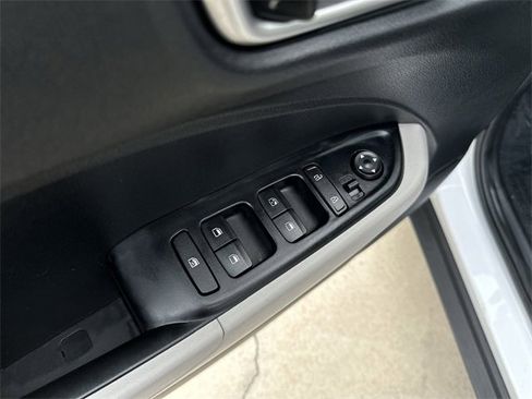 Used 2024 Hyundai Venue SEL image 15