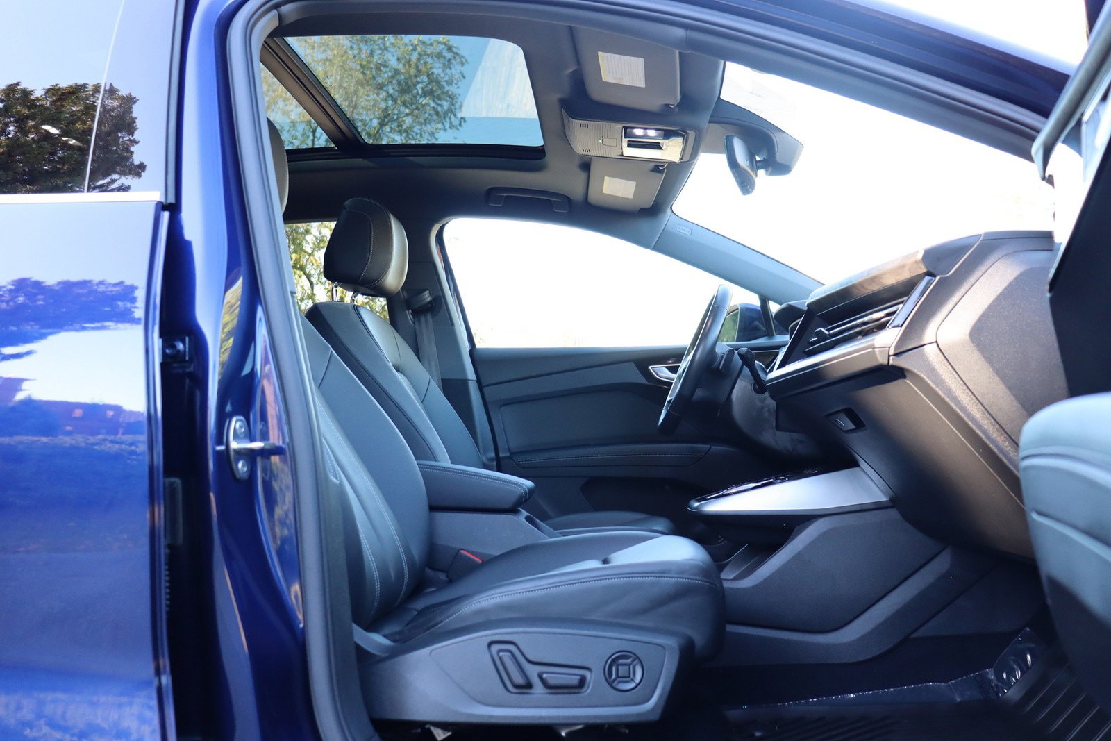 Used 2023 Audi Q4 e-tron Premium Plus w/ Premium Plus AWD/4WD image 21