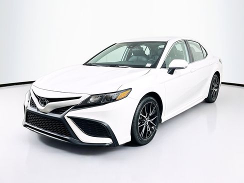 Used 2023 Toyota Camry SE image 3