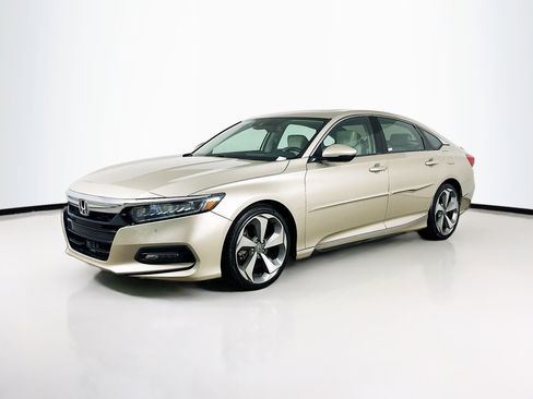 Used 2018 Honda Accord Touring image 3