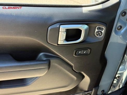 Used 2024 Jeep Wrangler Unlimited w/ Convenience Group AWD/4WD image 17