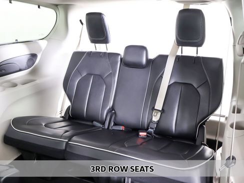 Used 2024 Chrysler Pacifica Limited image 11