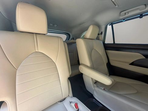 Used 2021 Toyota Highlander XLE FWD image 24