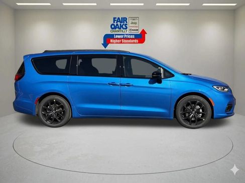 New 2026 Chrysler Pacifica Limited w/ Uconnect Theater Family Group FWD image 4