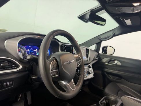 Used 2025 Chrysler Pacifica Select FWD image 21