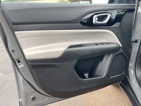 Certified 2022 Jeep Compass Limited image 21