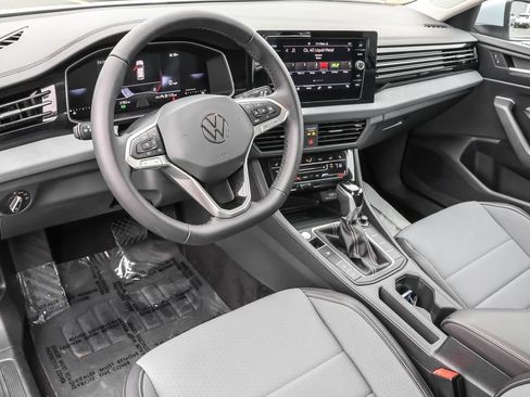 Used 2025 Volkswagen Jetta SE image 4