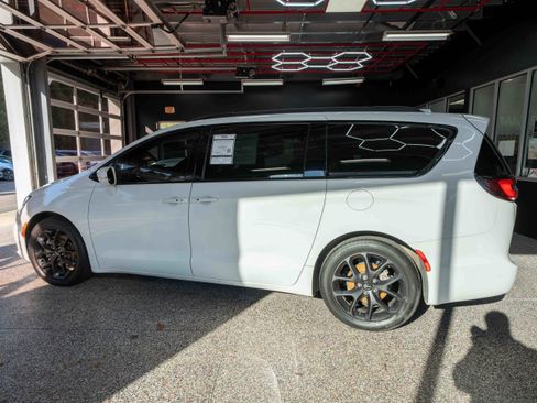 Used 2021 Chrysler Pacifica Touring-L w/ Uconnect Theater Family Group image 2