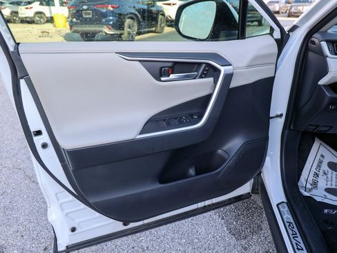 Certified 2025 Toyota RAV4 Limited FWD image 32