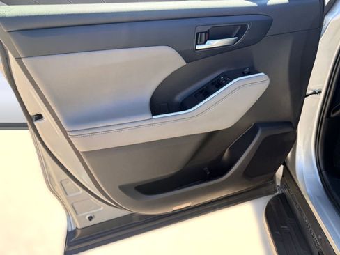 Used 2022 Toyota Highlander XLE image 11