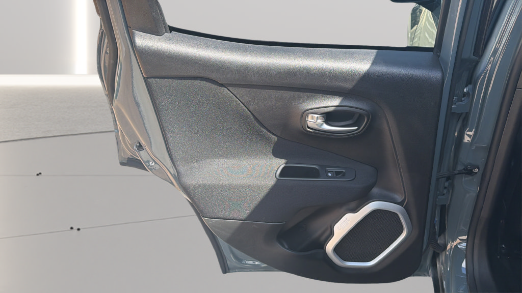 Used 2018 Jeep Renegade Latitude w/ UConnect 8.4 Nav Group FWD image 24