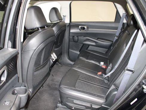 Used 2024 Kia Sorento S image 17