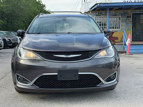 Used 2017 Chrysler Pacifica Touring-L Plus w/ Tire & Wheel Group FWD image 3