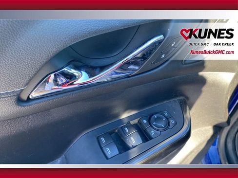 Used 2023 GMC Acadia SLT w/ Elevation Edition image 8