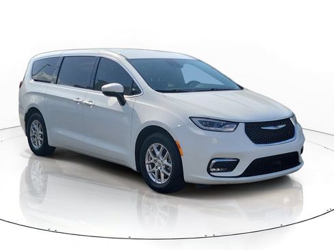 Used 2023 Chrysler Pacifica Touring-L FWD image 3