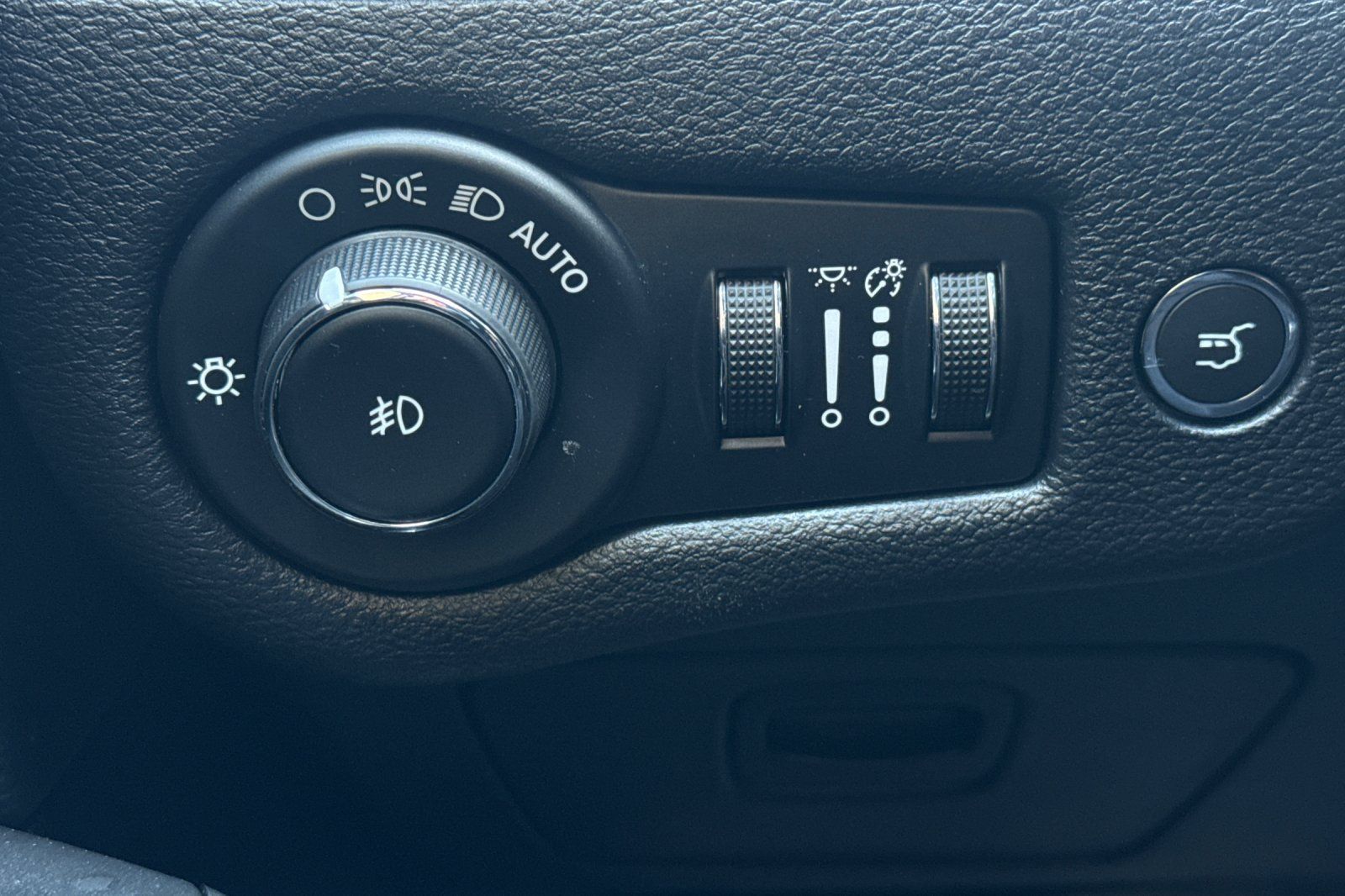 Used 2020 Jeep Cherokee High Altitude AWD/4WD image 28
