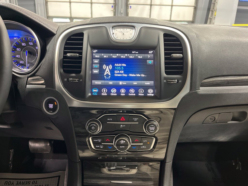 Used 2018 Chrysler 300 Touring L RWD image 28