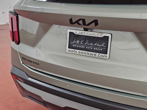 Used 2025 Kia Sorento SX image 16