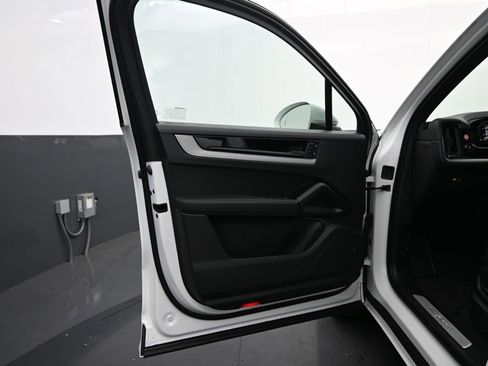 Certified 2025 Porsche Cayenne AWD/4WD image 12