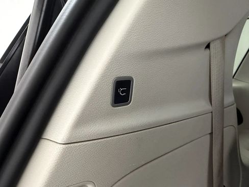 Used 2020 Chrysler Pacifica Touring-L FWD image 28