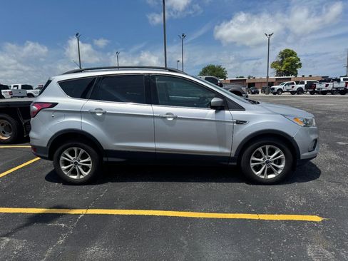 Used 2017 Ford Escape SE w/ Equipment Group 201A FWD image 3