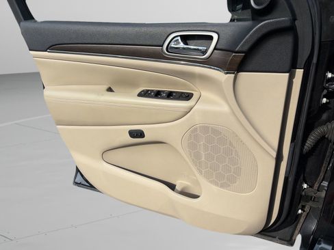 Used 2016 Jeep Grand Cherokee Limited w/ Luxury Group II image 31