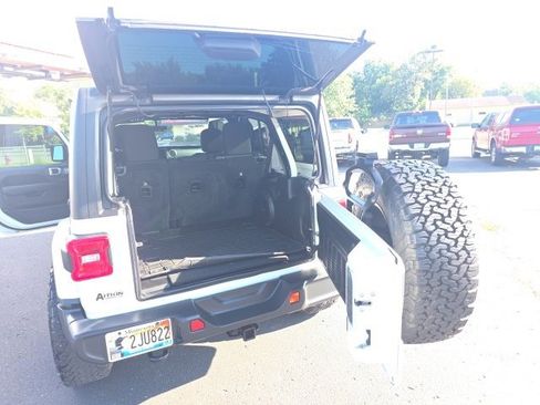 Used 2018 Jeep Wrangler Unlimited Sahara image 17