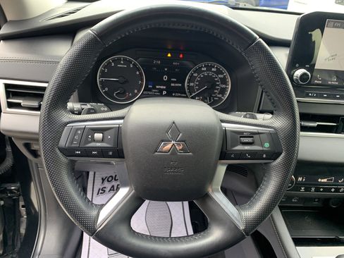 Used 2022 Mitsubishi Outlander SE image 13
