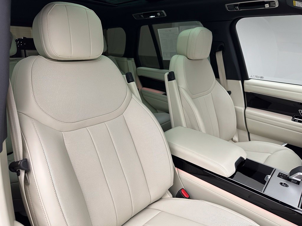 Used 2025 Land Rover Range Rover SE AWD/4WD image 6