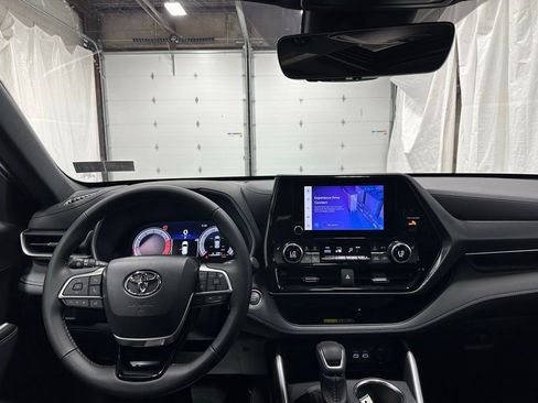 Used 2025 Toyota Highlander XSE image 16