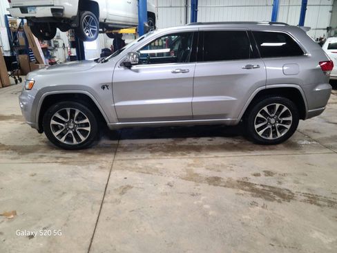 Used 2018 Jeep Grand Cherokee Overland AWD/4WD image 5