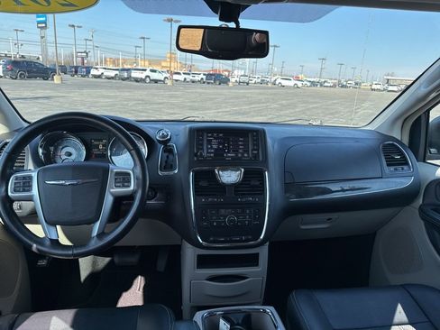 Used 2016 Chrysler Town & Country Touring-L w/ Driver Convenience Group image 28
