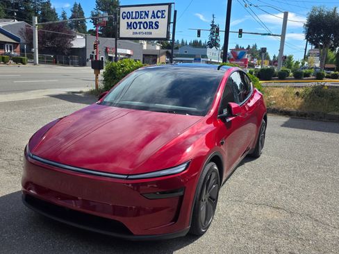 Used 2026 Tesla Model Y AWD image 1