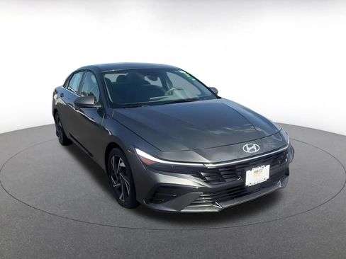 Used 2025 Hyundai Elantra SEL FWD image 3