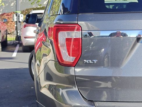 Used 2018 Ford Explorer XLT image 35