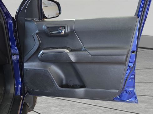 Used 2022 Toyota Tacoma TRD Off-Road image 15