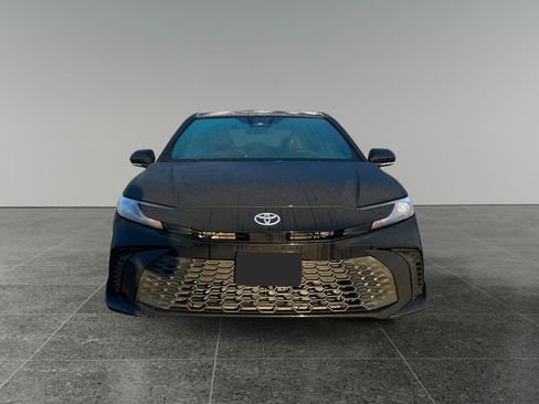 Used 2025 Toyota Camry SE image 2