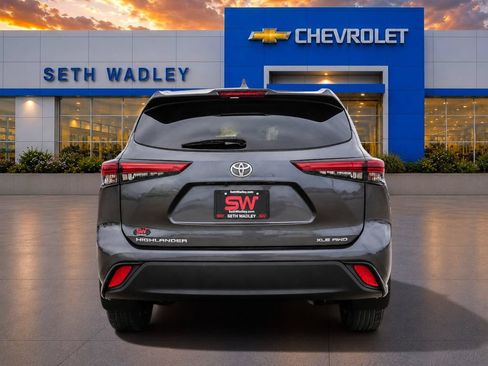 Used 2021 Toyota Highlander XLE AWD/4WD image 6