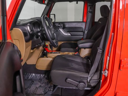 Used 2017 Jeep Wrangler Unlimited Sahara w/ Connectivity Group AWD/4WD image 7