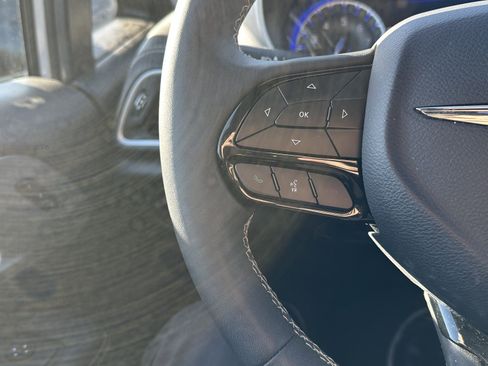 Used 2023 Chrysler Pacifica Touring-L w/ Uconnect Theater Family Group image 20