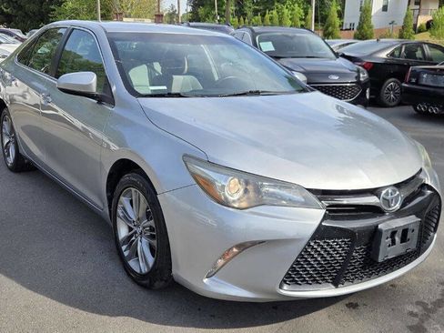 Used 2016 Toyota Camry SE image 3