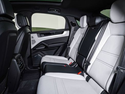 Certified 2026 Porsche Cayenne Coupe AWD/4WD image 17