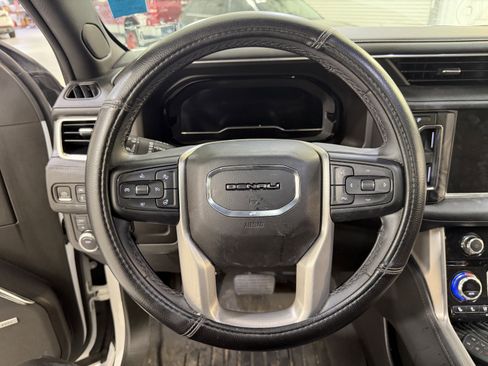 Used 2023 GMC Yukon XL Denali AWD/4WD image 17