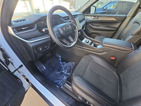 New 2025 Jeep Grand Cherokee Laredo image 17