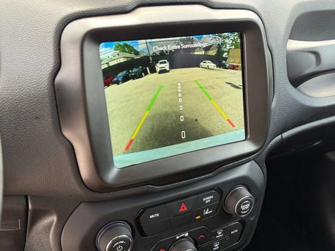Used 2023 Jeep Renegade Latitude AWD/4WD image 34