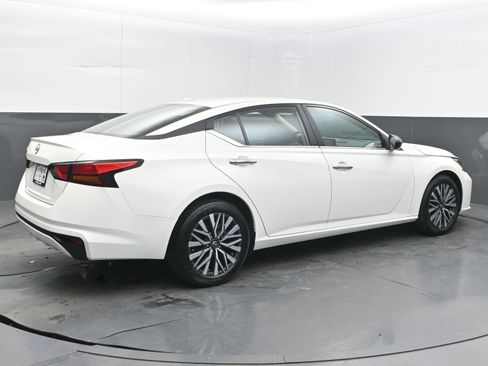 Used 2025 Nissan Altima 2.5 SV FWD image 9