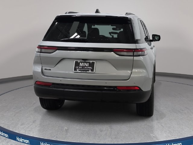 Used 2024 Jeep Grand Cherokee Altitude AWD/4WD image 7